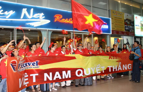 Vietravel tổ chức hai chuyên cơ đưa cổ động viên đến đấu trường Kuala Lumpur cổ động đội tuyển bóng đá Việt Nam tại AFF Suzuki Cup 2010